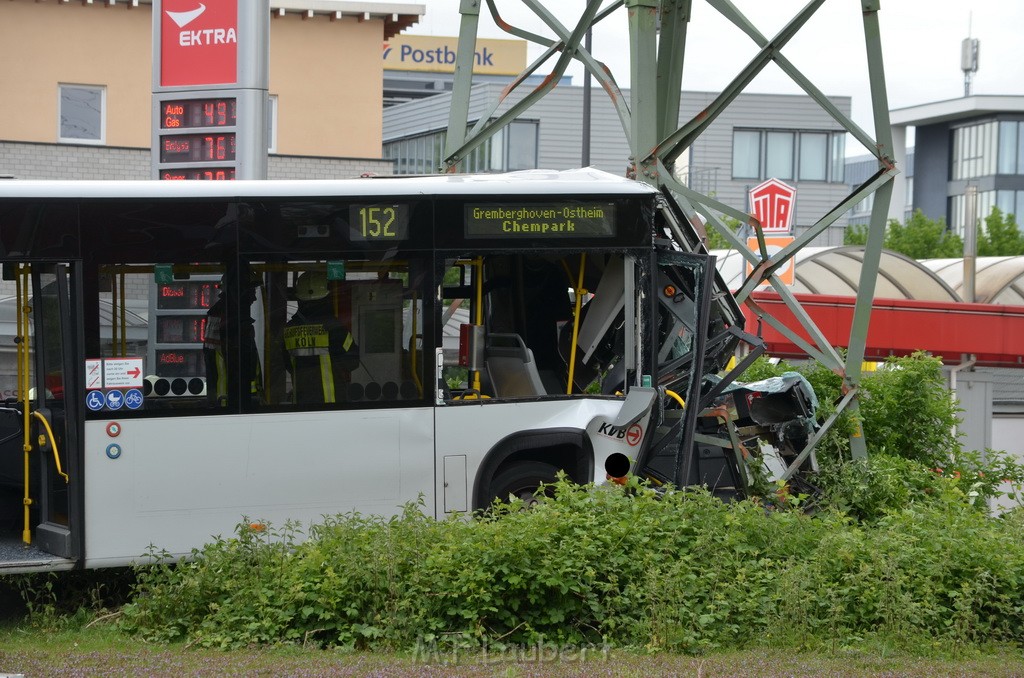Schwerer Bus Unfall Koeln Porz Gremberghoven Neuenhofstr P113.JPG - Miklos Laubert